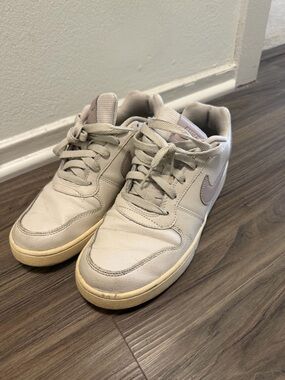 Nike women’s Light Beige Low-Top Sneakers